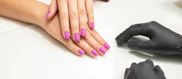 Mooie Vingers Met Paarse Nagels Nagellak Procedure Manicure Salon — Stockfoto