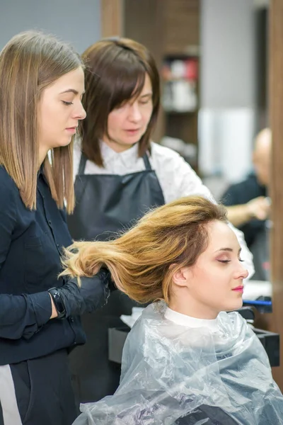 Deux Coiffeuses Préparent Les Cheveux Longs Une Jeune Femme Faisant — Photo