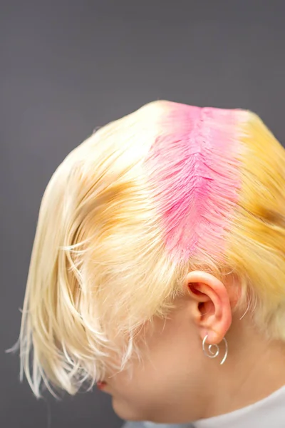 Jonge Blanke Vrouw Tinten Haarwortels Roze Kleur Een Schoonheidssalon — Stockfoto