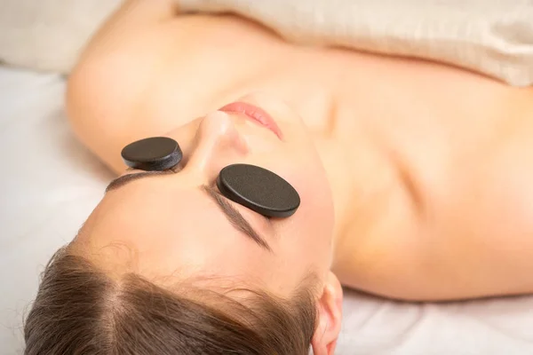 Massage Med Stenar Ögonen Ung Kvinna Att Behandling Skönhet Spa — Stockfoto