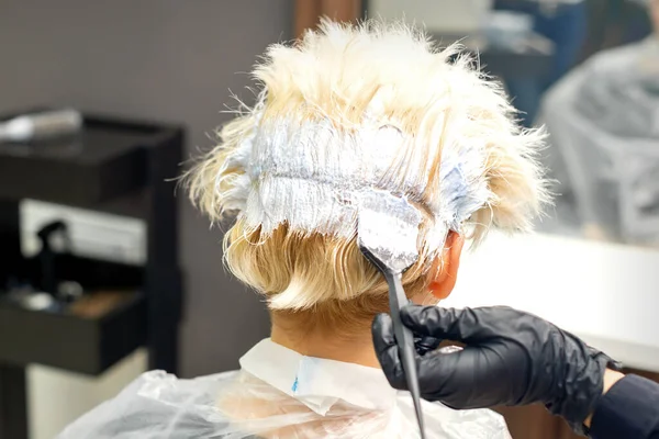 Professionele Kapper Verft Het Haar Van Haar Vrouwelijke Cliënt Een — Stockfoto