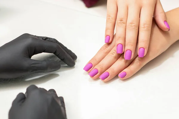Schöne Finger Mit Lila Nägeln Nach Nagellack Eingriff Manikürsalon — Stockfoto