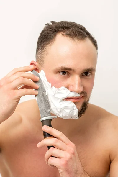 Giovane Uomo Caucasico Barba Barba Con Grande Coltello Sfondo Bianco — Foto Stock