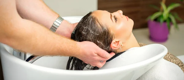 Piękna Biała Kobieta Myjąca Włosy Salonie Piękności — Zdjęcie stockowe