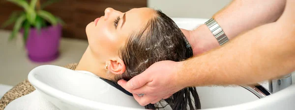 Hermosa Mujer Caucásica Lavando Cabello Salón Belleza —  Fotos de Stock