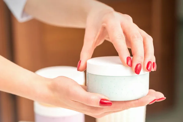 Vrouw Opent Het Deksel Met Een Pot Hydraterende Crème Mockup — Stockfoto