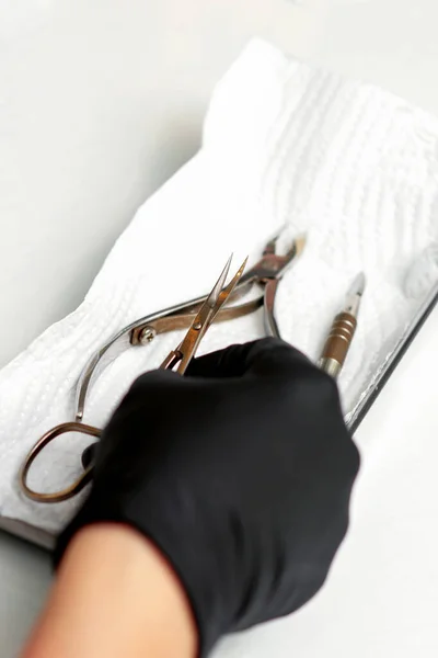 Professionele Manicure Master Bereidt Nagel Zorg Tools Een Witte Achtergrond — Stockfoto