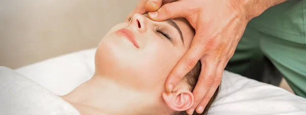 Ganska Ung Kaukasisk Kvinna Som Får Huvudmassage Manlig Massageterapeut Skönhetssalong — Stockfoto