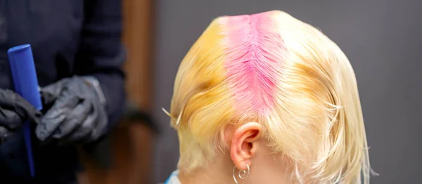 Νεαρή Λευκή Γυναίκα Χρωματίζει Τις Ρίζες Των Μαλλιών Ροζ Χρώμα — Φωτογραφία Αρχείου