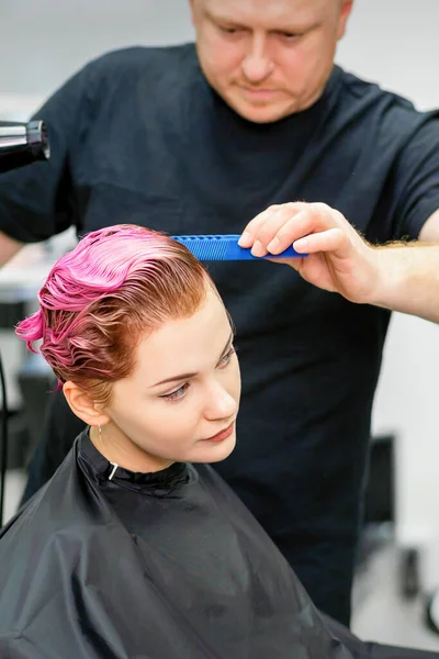 Парикмахер Сушит Розовые Волосы Молодой Женщины Салоне Красоты — стоковое фото
