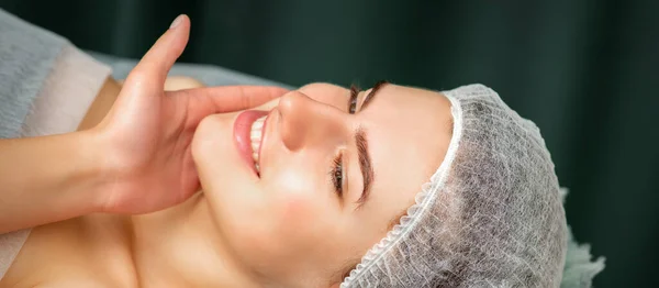 Médico Examinando Belo Rosto Jovem Mulher Sorridente Clínica Beleza — Fotografia de Stock