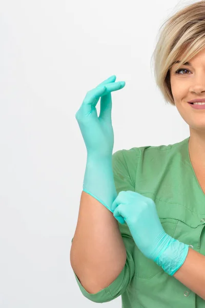 Lékař Kráska Nasadí Sterilní Modré Rukavice Úsměvem Připravuje Přijímat Klienty — Stock fotografie