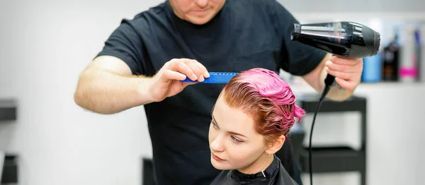 Een Kapper Het Drogen Van Roze Haren Van Jonge Vrouw — Stockfoto