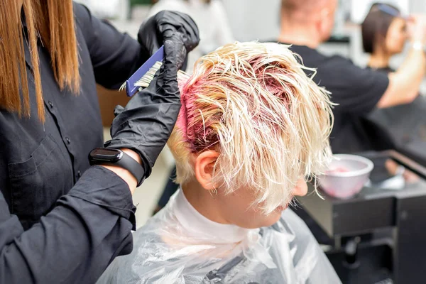 Professionele Kapper Gebruikt Een Borstel Roze Kleurstof Aan Brengen Het — Stockfoto