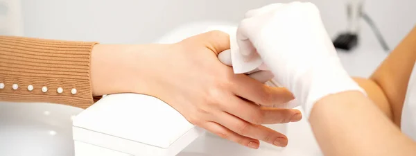 Las Manos Una Manicurista Con Guantes Protectores Blancos Limpian Las — Foto de Stock