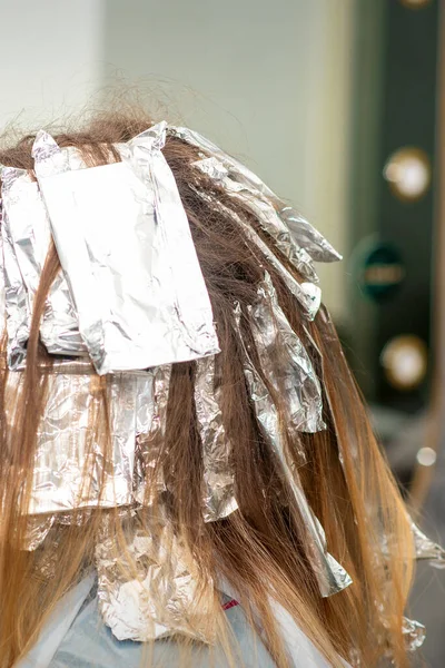 Folia Włosów Podczas Farbowania Włosów Młodej Kobiety Salonie Fryzjerskim Zbliżenie — Zdjęcie stockowe