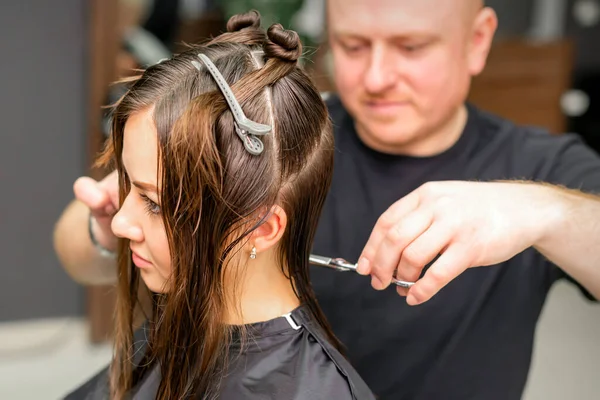 Manlig Stylist Klippa Håret Kvinnliga Klienten Professionell Skönhetssalong — Stockfoto