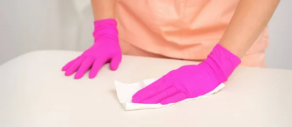 Nahaufnahme Der Hände Rosa Gummihandschuhen Die Die Weiße Oberfläche Mit — Stockfoto
