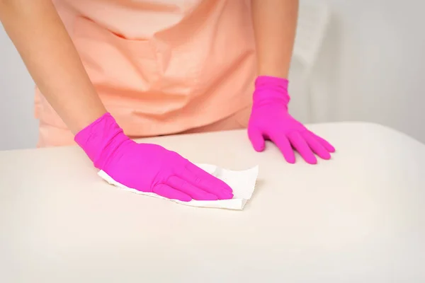 Fechar Mãos Com Luvas Borracha Rosa Protetora Limpando Superfície Branca — Fotografia de Stock