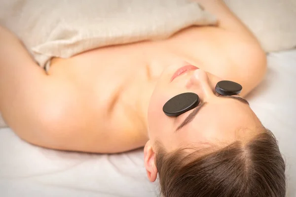 Massagem Com Pedras Nos Olhos Jovem Mulher Recebendo Tratamento Spa — Fotografia de Stock