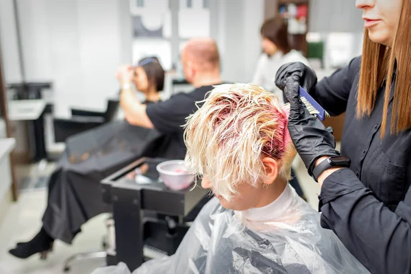 Der Professionelle Friseur Verwendet Einen Pinsel Den Rosafarbenen Farbstoff Auf — Stockfoto