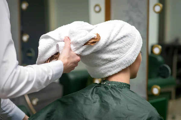 Fryzjer Owija Mokre Włosy Młodej Kobiety Ręcznik Umyciu Salonie Piękności — Zdjęcie stockowe