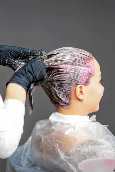 理发师正在给顾客的头发涂上颜色 在美容院里染发 美与人的概念 特写回顾 — 图库照片