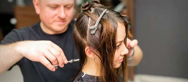 Estilista Masculino Cortando Cabelo Cliente Feminino Salão Beleza Profissional — Fotografia de Stock