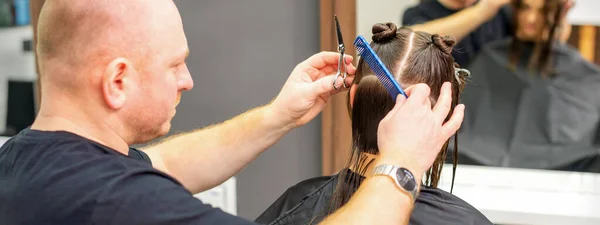 Männliche Stylistin Schneidet Weiblichen Kunden Professionellem Schönheitssalon Die Haare — Stockfoto