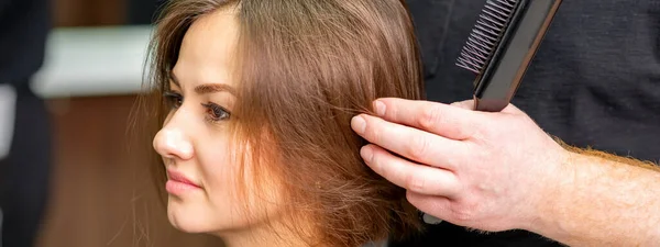 Männlicher Friseur Arbeitet Der Frisur Der Jungen Kaukasischen Brünetten Einem — Stockfoto