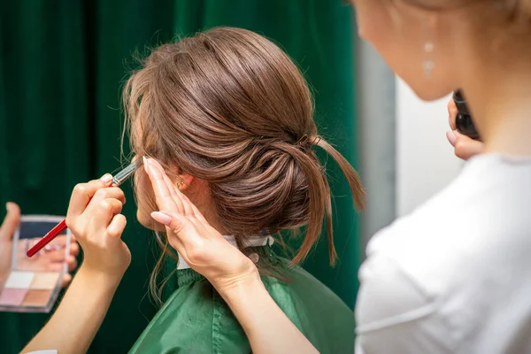 Stylist Och Makeup Artist Förbereda Bruden Före Bröllopet Skönhetssalong — Stockfoto