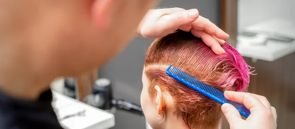 Pentear Cabelo Uma Jovem Mulher Durante Coloração Cabelo Cor Rosa — Fotografia de Stock