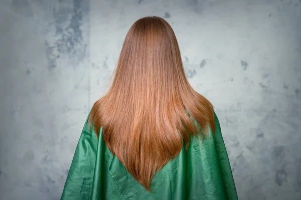 Vue Arrière Une Femme Aux Longs Cheveux Bruns Sur Fond — Photo