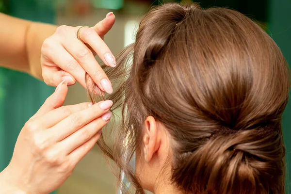 Close Cabeleireiro Estilista Faz Penteado Para Uma Jovem Mulher Salão — Fotografia de Stock