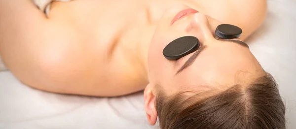 Massagem Com Pedras Nos Olhos Jovem Mulher Recebendo Tratamento Spa — Fotografia de Stock
