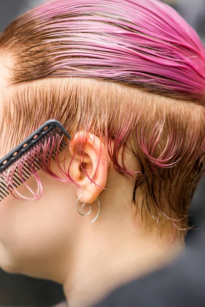 在一家美发店关门时 用粉红的头发给一位年轻女士梳头 — 图库照片