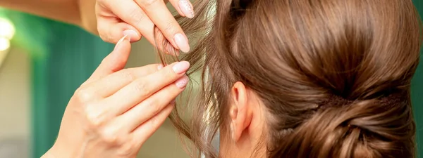 Close Cabeleireiro Estilista Faz Penteado Para Uma Jovem Mulher Salão — Fotografia de Stock