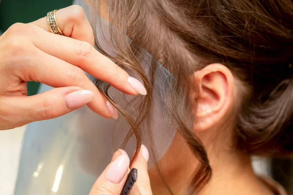 Kapalı Kuaför Kuaförü Kuaförde Genç Bir Kadın Için Saç Stili — Stok fotoğraf