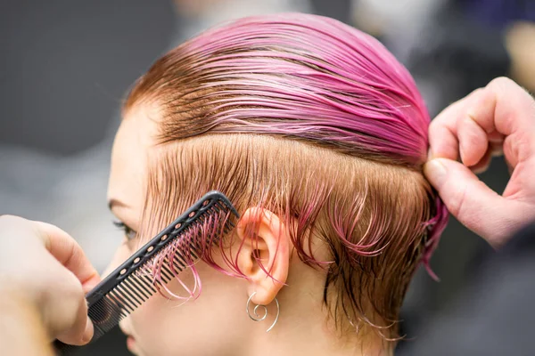 Grzebienie Włosów Młodej Kobiety Podczas Farbowania Włosów Kolorze Różowym Salonie — Zdjęcie stockowe