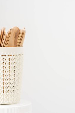 Ağda çubukları beyaz sepette, beyaz arkaplanda, kopyalama alanı ile izole edilmiş.