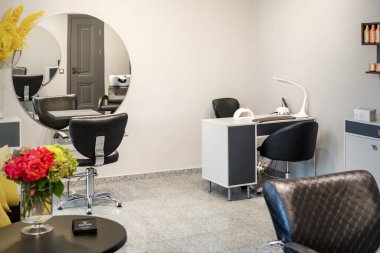 Modern berber salonu, manikür salonu ya da güzellik salonu.