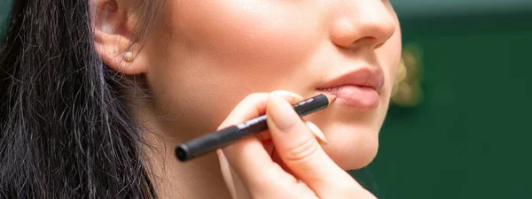 Maquillaje Artista Profesional Cosmetólogo Está Pintando Los Labios Contorno Una — Foto de Stock