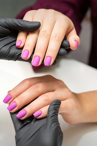 Onderzoek Van Gemanicuurde Nagels Handen Van Manicure Meester Zwarte Handschoenen — Stockfoto