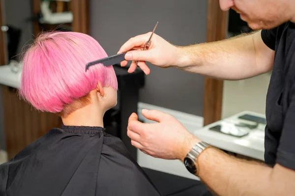 Mãos Cabeleireiro Pentear Cabelo Fazendo Penteado Rosa Curto Para Uma — Fotografia de Stock