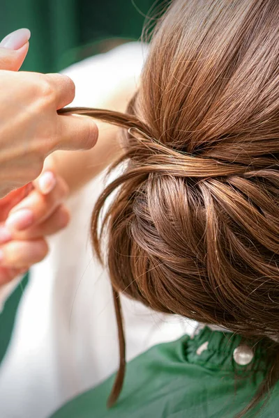 Професійний Перукар Робить Зачіску Красивої Брюнетки Молодої Жінки Довгим Волоссям — стокове фото