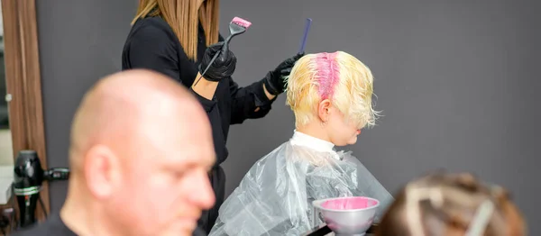 Farbowanie Włosów Kobiet Salonie Fryzjerskim Młoda Kobieta Farbowana Przez Kosmetyczkę — Zdjęcie stockowe