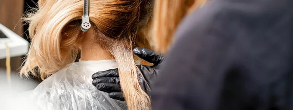 Peluquero Está Aplicando Color Cabello Cliente Colorante Para Cabello Salón — Foto de Stock