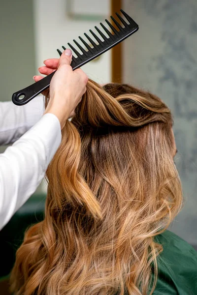 Женщина Парикмахер Расчесывает Длинные Каштановые Волосы Молодой Женщины Гостиной — стоковое фото