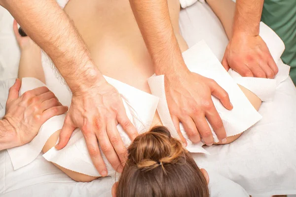 Massagem Nas Traseiras Com Quatro Mãos Salão Spa Dois Terapeutas — Fotografia de Stock