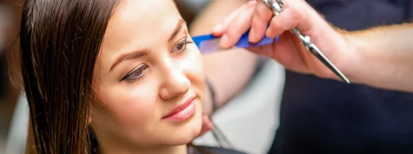 Styling Capelli Femminili Maschio Parrucchiere Acconciatura Una Giovane Donna Salone — Foto Stock